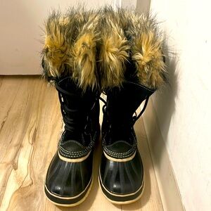Black faux fur lined Sorel all weather boots.